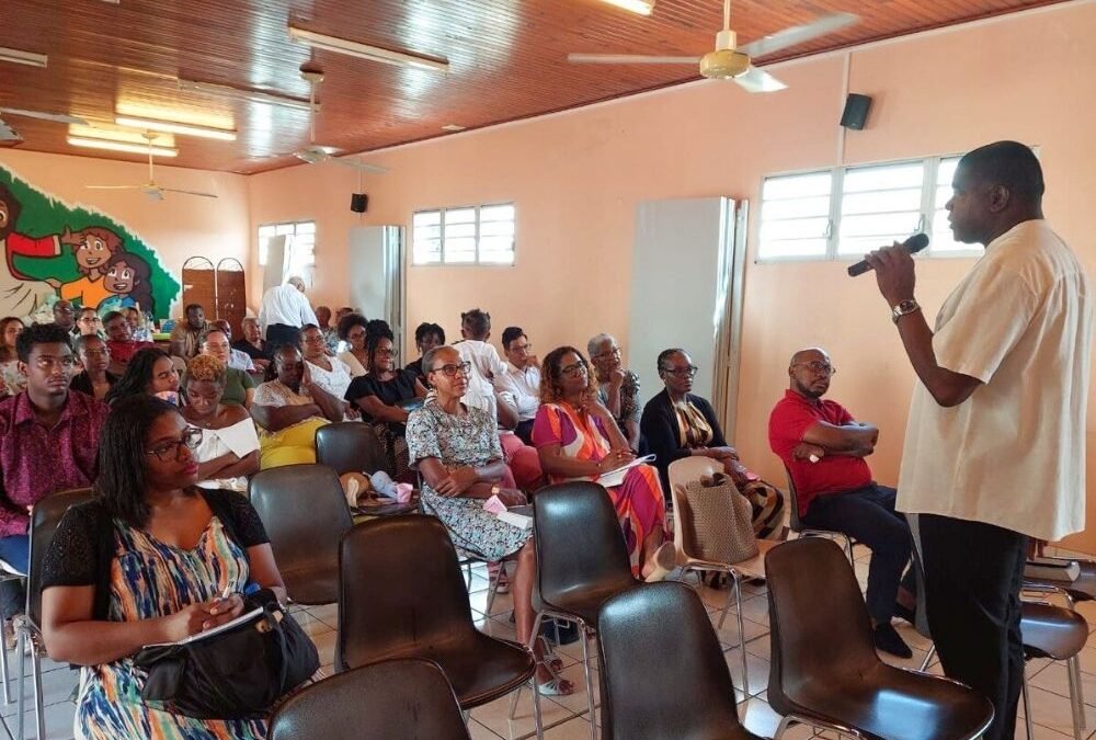 Les catéchumènes rassemblés autour de la Parole