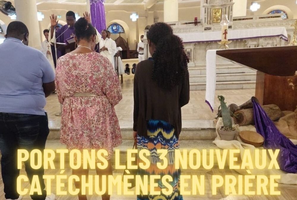 … vous êtes maintenant catéchumènes, entrez, pour écouter la Parole de Dieu.