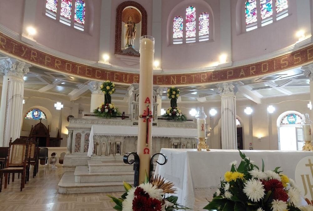 Le cierge pascal : lumière du Christ ressuscité